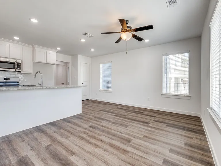 1035 Ray Dr — Photo 3