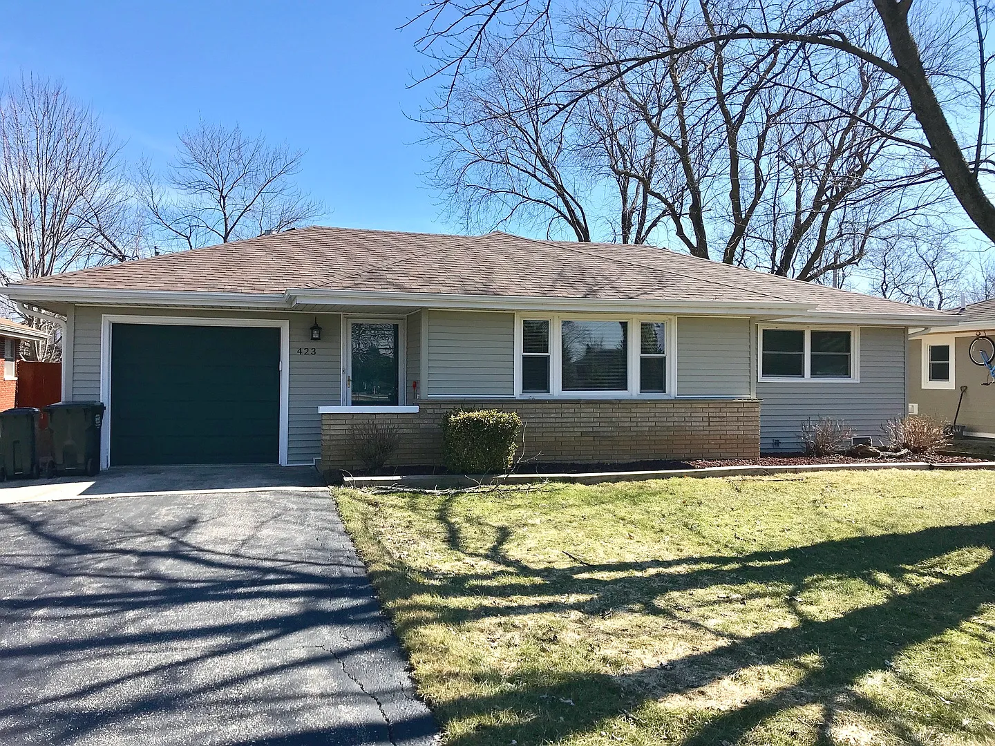 423 Deerpath Dr photo 1