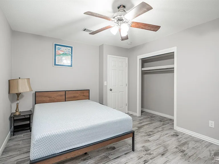 8100 Six Pence Dr — Photo 14