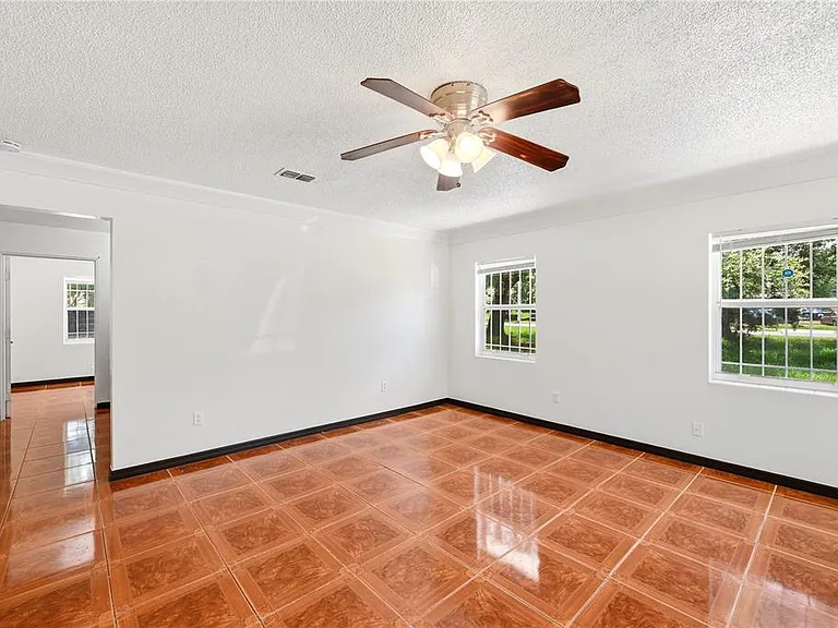 808 S Ivey Ln — Photo 3