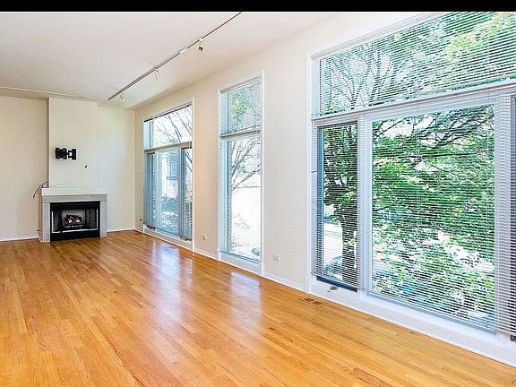 5th image of 441 W Blackhawk St