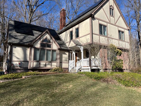 305 Rimmon Rd, Woodbridge, CT 06525