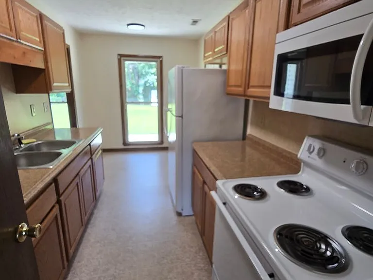 7574 Beverly Dr — Photo 2