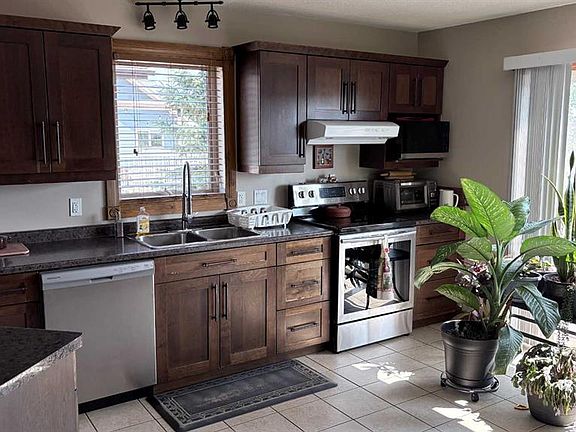 5th image of 253 W Westview Cres