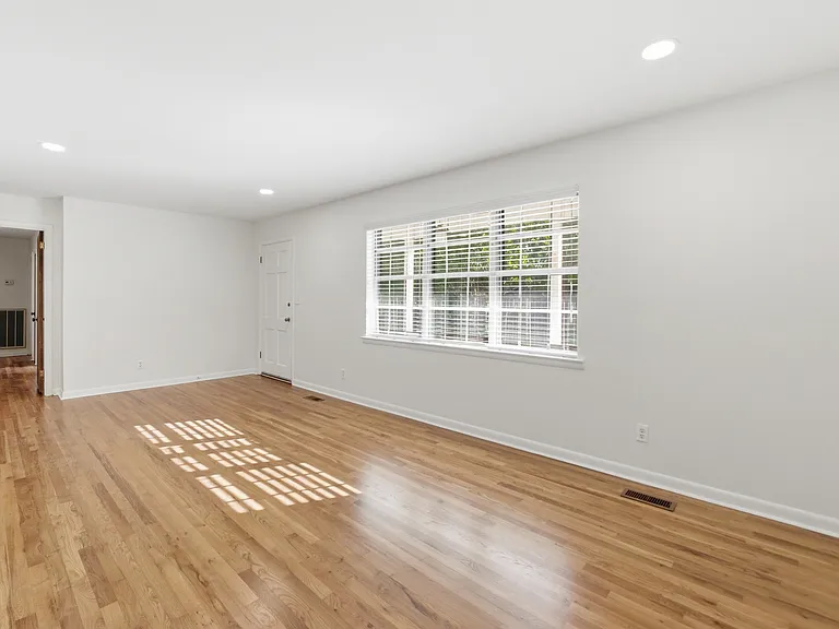945 Brynwood Ter — Photo 11