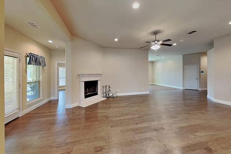 3 bed, 2.0 bath, 2339 sqft, $2,300 — Photo 3