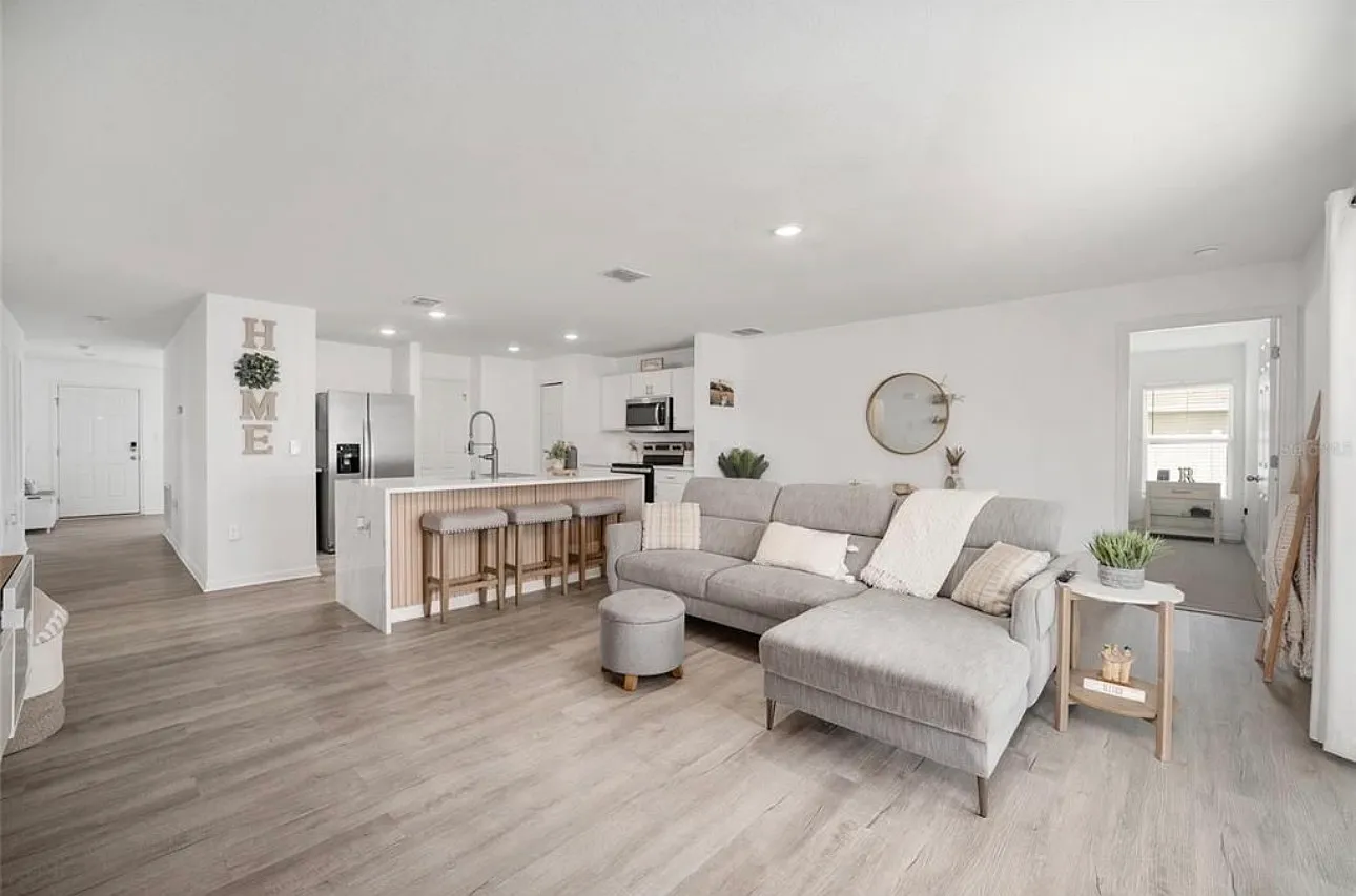 4 bed, 1816 sqft, $2,300 — Photo 3
