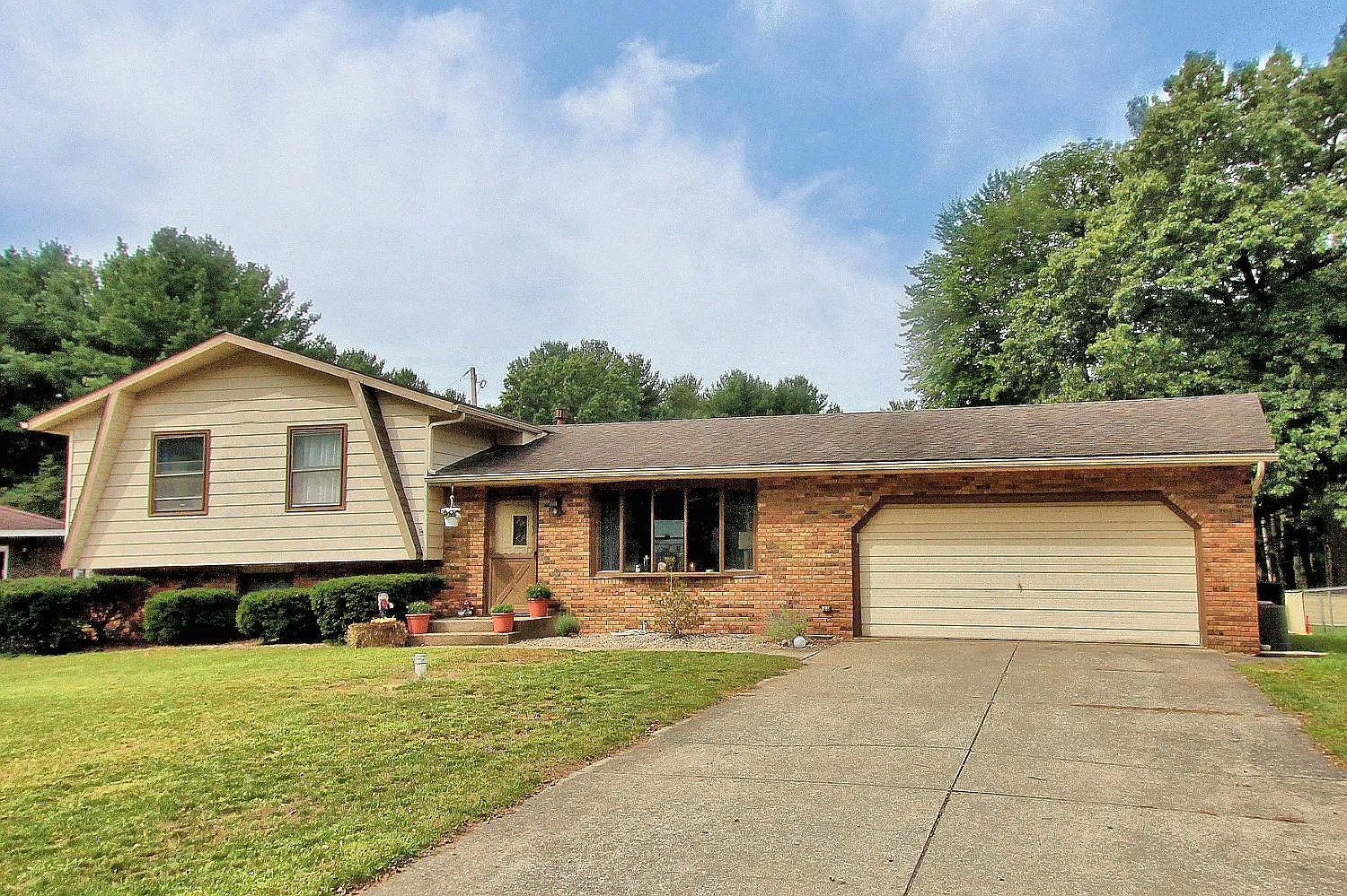 110 Penny Ln photo 1