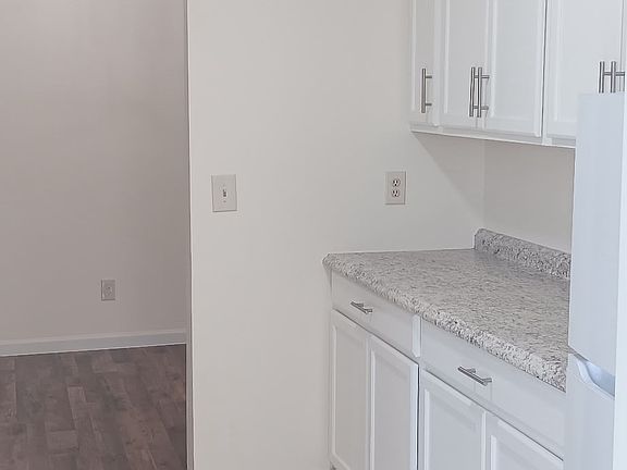 4th image of 9 Hamlin Ct #9