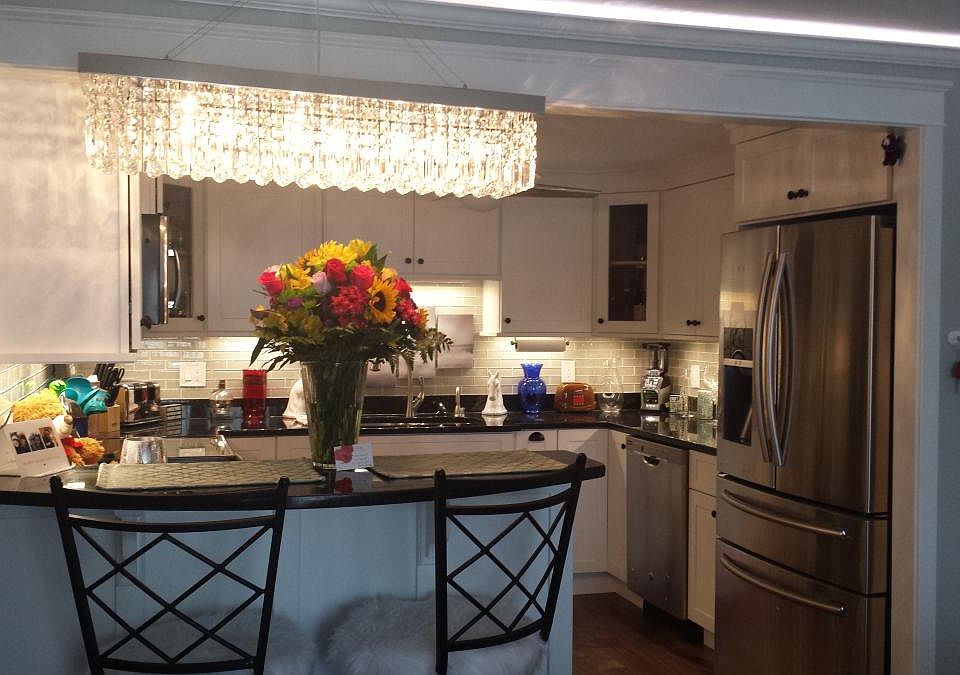 Breakfast bar and kitchen