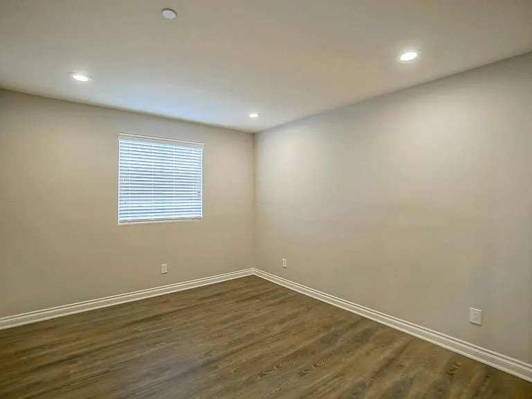 1116 1118 1/2 West 39th Pl — Photo 15