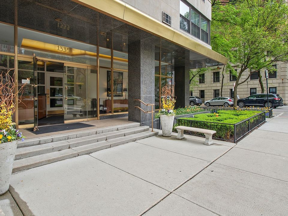 1st image of 1335 N Astor St APT 3A