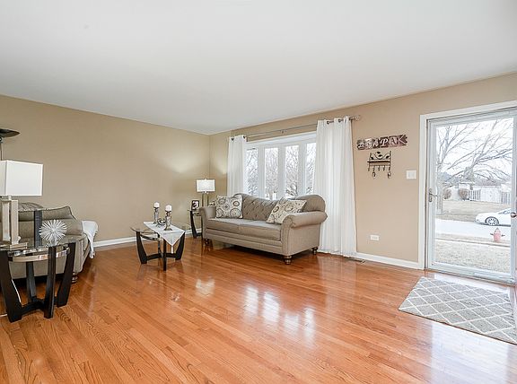 4th image of 409 Mooney Dr