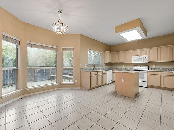 5th image of 2209 Norwich Pl