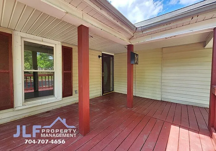 3 bed, 1.0 bath, 1231 sqft, $900 — Photo 3