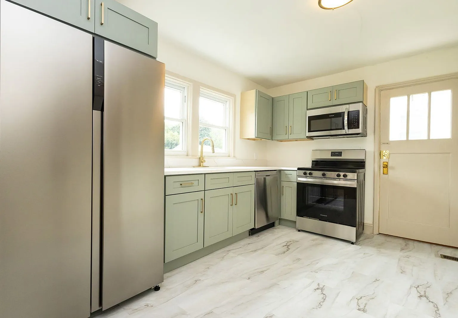 2 bed, 1.0 bath, 850 sqft, $1,395 — Photo 2