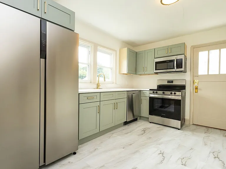 825 Henderson Ave — Photo 2