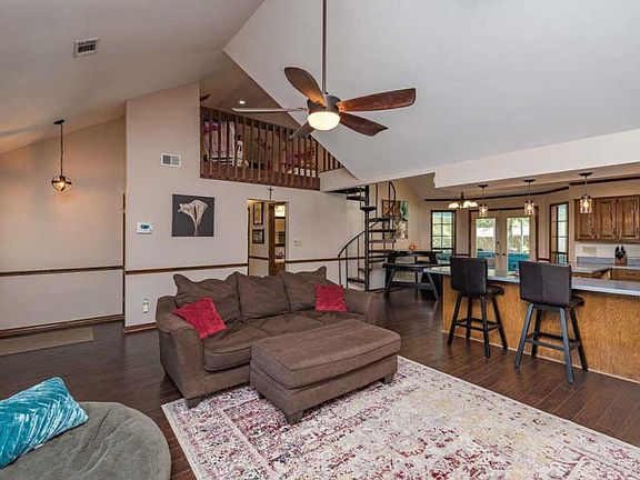 4th image of 1851 Kings Way Dr