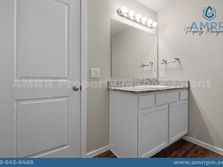 2037 Kenwood Ave — Photo 16