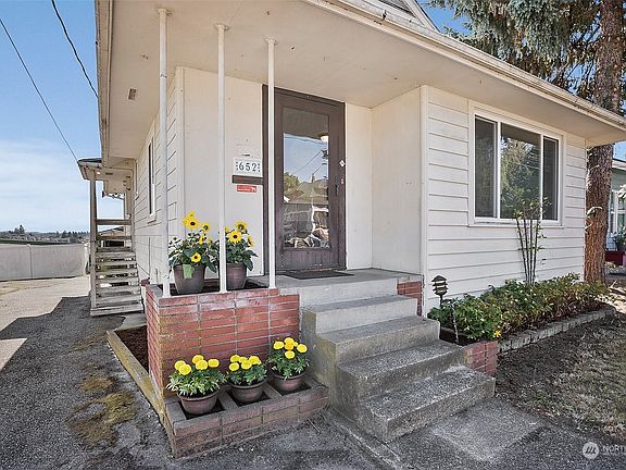 4th image of 652 Highland Ave