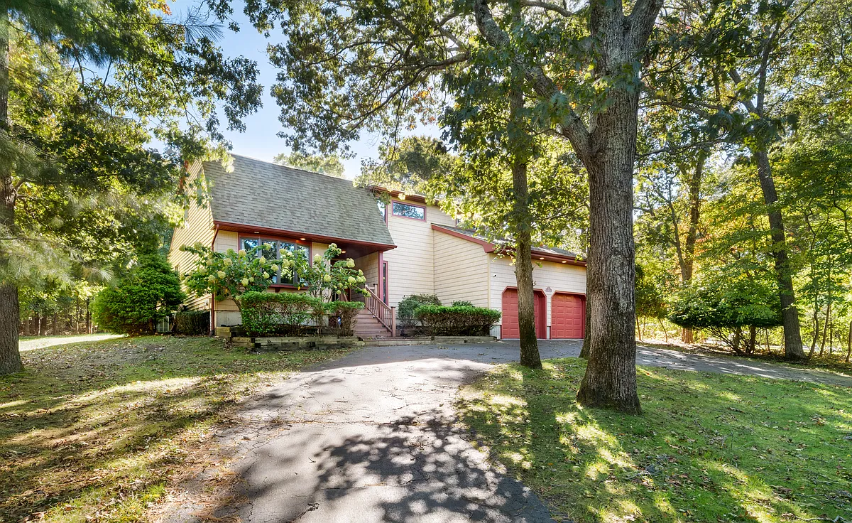 Building Photo - 5 Bay Woods Dr