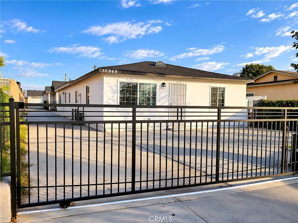 2 bed, 800 sqft, $2,400 — Photo 1