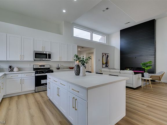 3rd image of 2537 Desert Glen Dr
