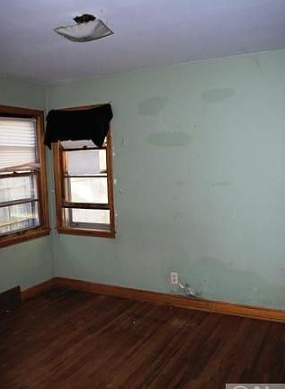 4th image of 1935 Hyacinth Ave E