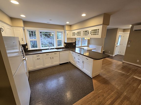 4th image of 8509 Ferncliff Ave NE