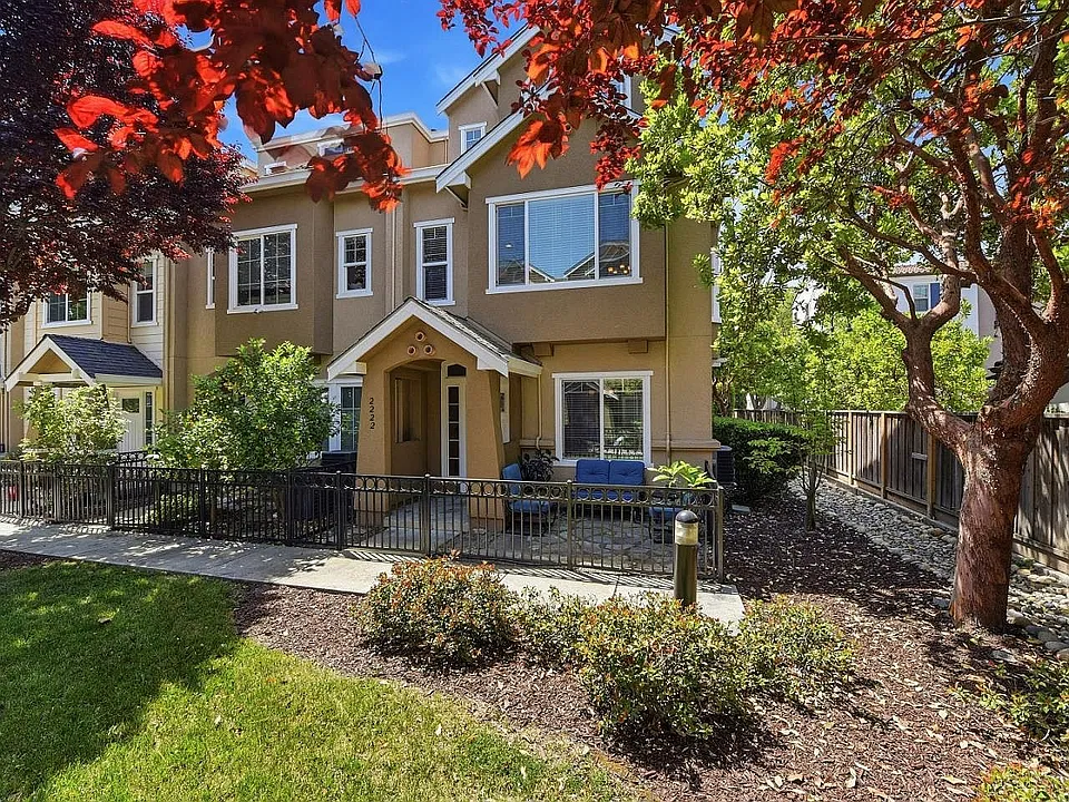 2222 Raspberry Ln