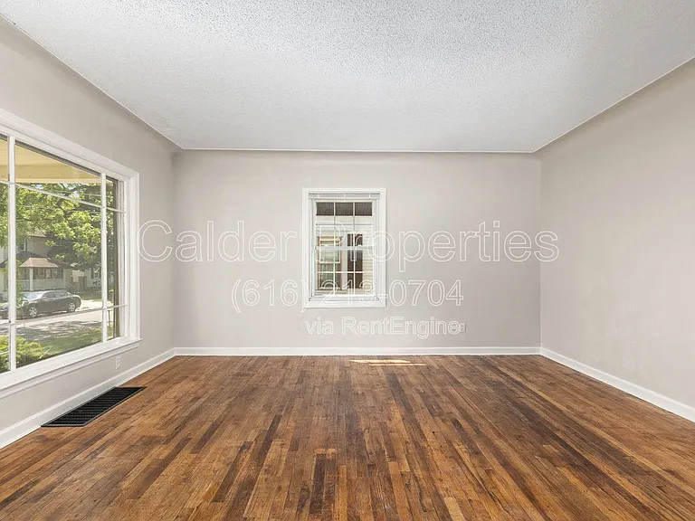 1031 Merrifield St SE — Photo 3