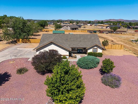 2nd image of 522 Grove Ln