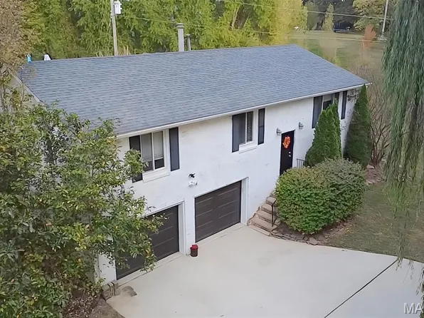 319 E Ingle Dr, Glen Carbon, IL 62034