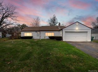 29558 Cambridge St, Garden City, MI 48135