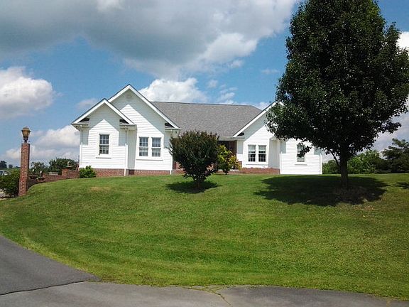3rd image of 136 Meadowland Cir
