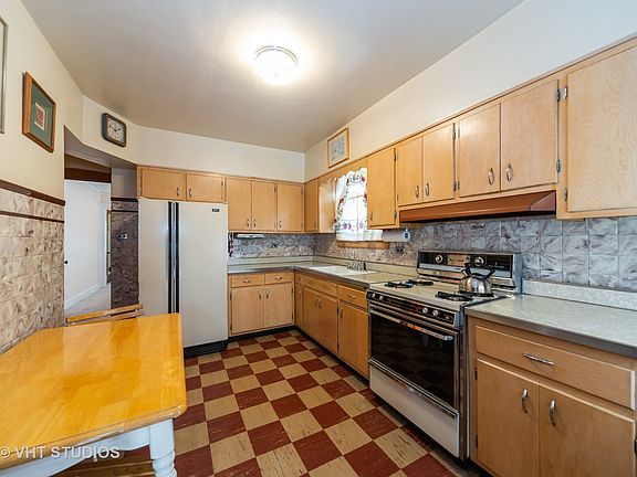 5th image of 6141 W Cornelia Ave