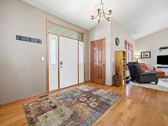 4th image of 4724 Lavonne Ct S