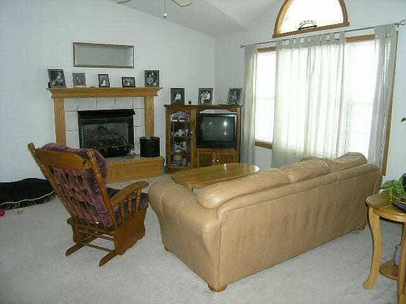 3rd image of 302 Oakmont Ct