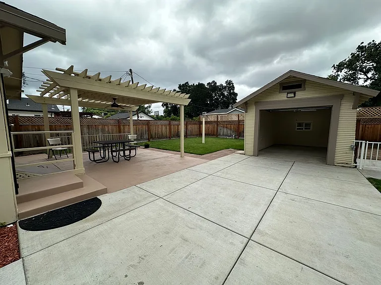 210 Las Flores Ave — Photo 21