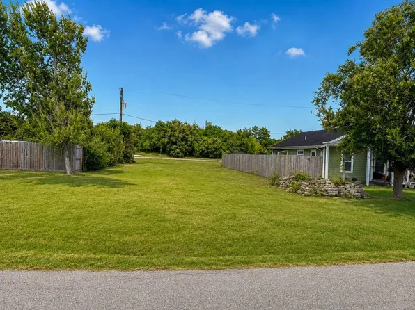 514 N 11th St, La Porte, TX 77571