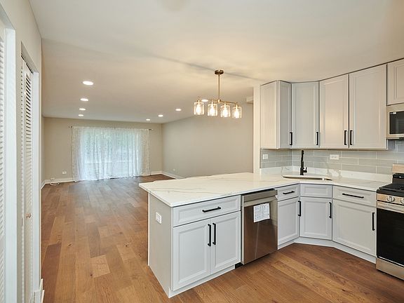 3rd image of 7074 N Ridge Blvd APT 1E