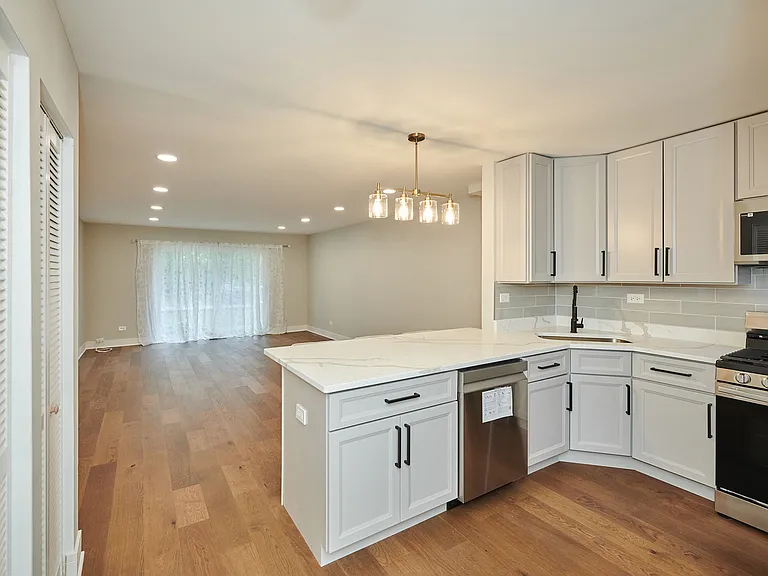 7074 N Ridge Blvd #1E — Photo 3