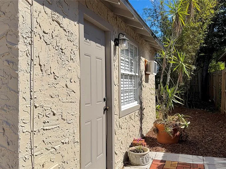 1618 Park Lake St — Photo 3