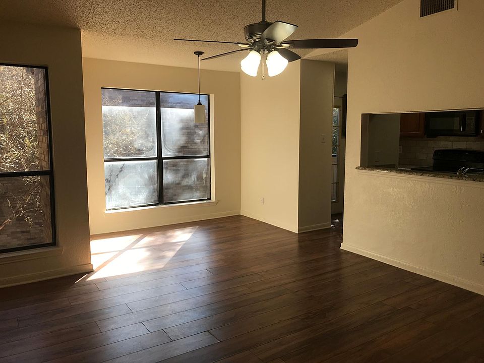 Dining area with a beautiful view!