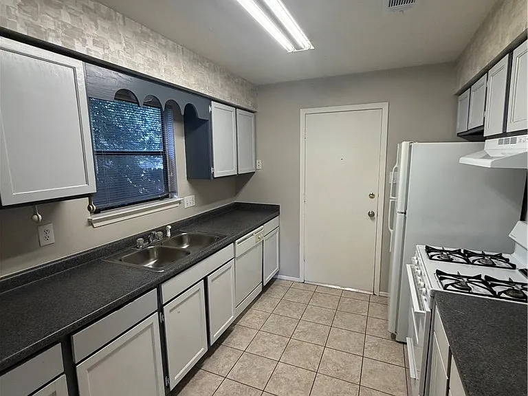 3206 Dallis Dr — Photo 5