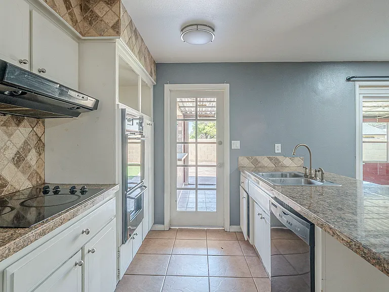 3236 S Kenwood Ln — Photo 13
