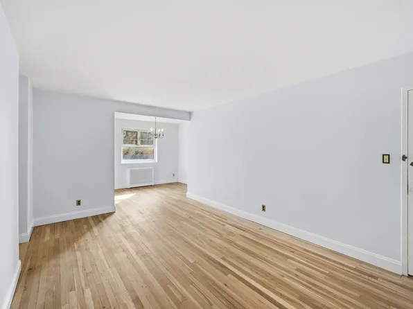 228-08 Stronghurst Avenue image 5 of 20