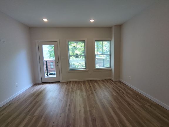 4th image of 811 Douglas St #209