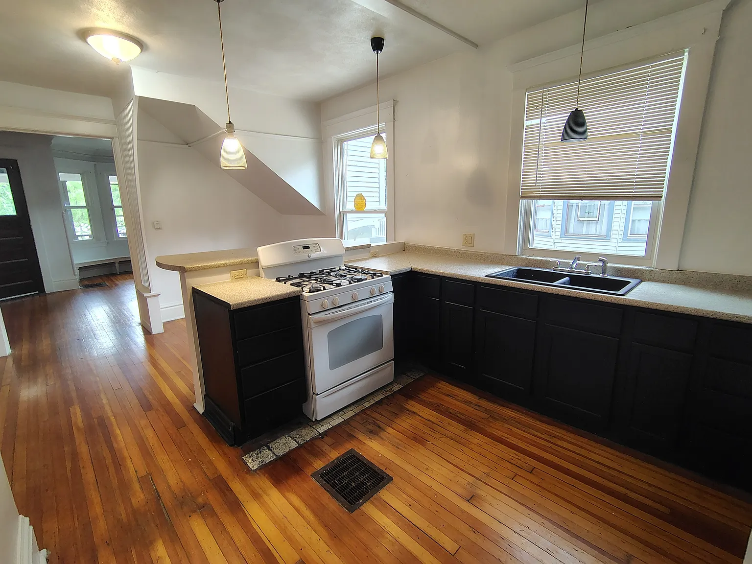 4 bed, 2300 sqft, $1,800 — Photo 2