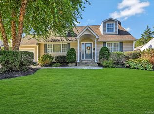 8 Harmony Ct, Syosset, NY 11791